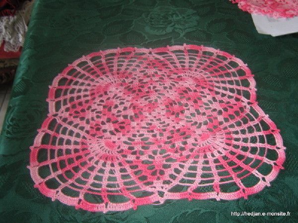 Napperon coeur au crochet : dessus de table pour la Saint-Valentin, rond 19 pouces - France Napperon coeur au crochet : dessus de table pour la Saint-Valentin, rond 19 pouces - France
